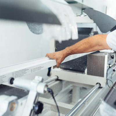 ¿Qué detalles y factores deben considerarse para el mantenimiento de la máquina de corte de aluminio?